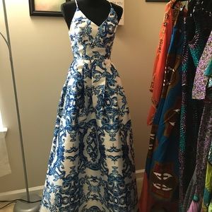 NWT Gorgeous crossstrapped blue/white evening gown